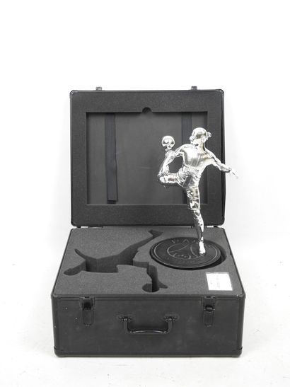 PSG: Collector's box including a statue of...