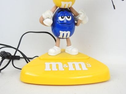 M&MS: Vintage advertising lamp in three-color...