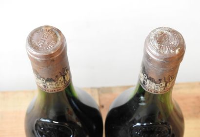 2 bottles
Château Haut-Brion - Graves - 1971.
Low...