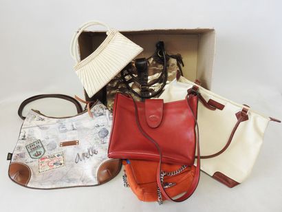 Réunion de 7 sacs à main et pochettes, toutes...