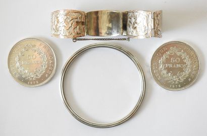 Lot en argent comprenant : deux bracelets...