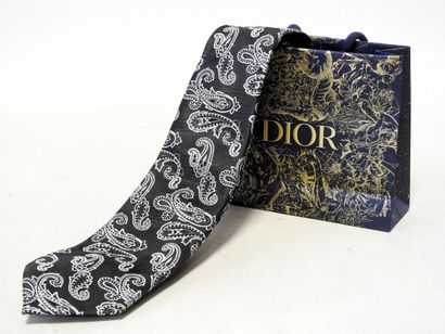 Christian DIOR
Cravate en soie, fond noir...