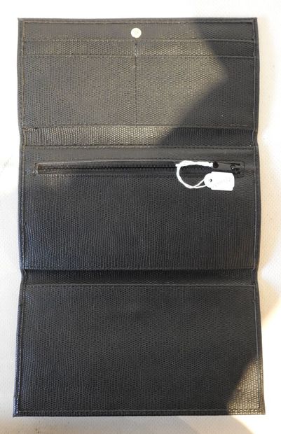 Pierre CARDIN
Black leather wallet.
20 x...