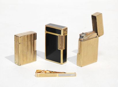 S.T DUPONT 
Lot including 3 gilt metal and...