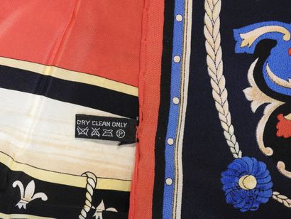Pierre CARDIN
Foulard en soie à décor de...