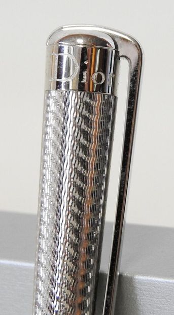 Christian DIOR
Stylo bille en métal argenté...