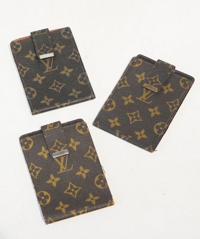 Louis VUITTON - Paris
Réunion de 3 porte-chequiers...