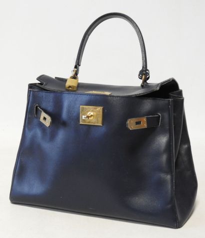 Sac à main en cuir bleu
30 x 30.5 cm
Usures...