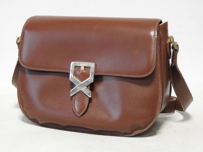 LANCEL
Sac à main porté épaule en cuir marron.
24...