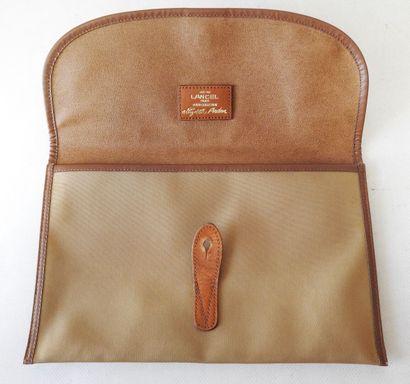 LANCEL - Paris - Collection Élisabeth Arden
Pochette...