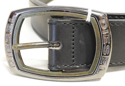 DIESEL
Ceinture en cuir noir, boucle acier...
