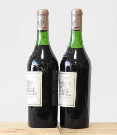 2 bottles
Château Haut-Brion - Graves - 1971.
Low...