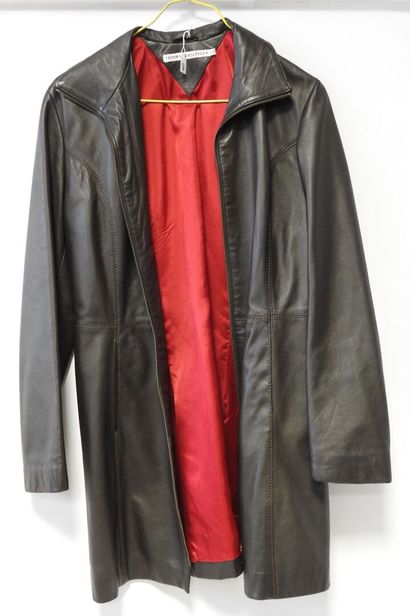 Tommy HILGIFER
Brown leather coat.
Size L.
Wear...