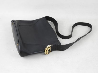 LANCEL
Sac à main de dame en cuir noir porté...