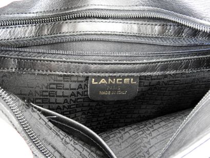 LANCEL
Sac à main de dame en cuir noir porté...