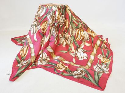 Christian DIOR
Silk square with floral motif...