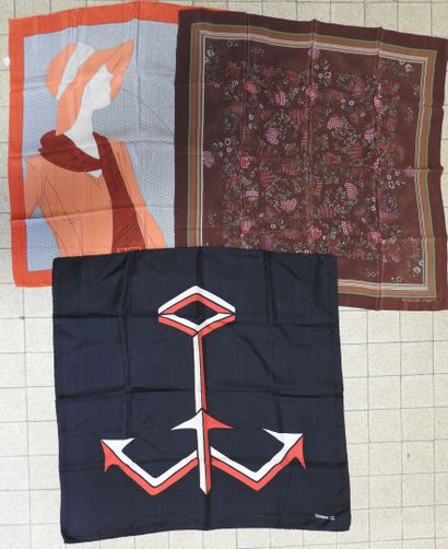 Réunion de 3 foulards en soie et crêpe de...