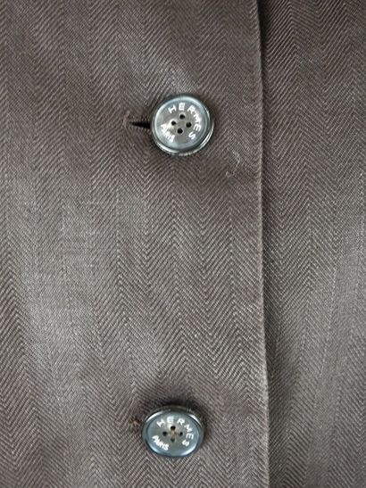 HERMES - Paris
Veste longue en lin marron.
Taille...