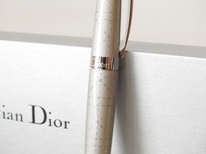 Christian DIOR
Metal ballpoint pen in grey...