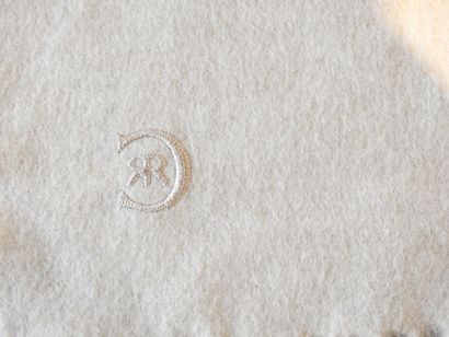 CERRUTI 1881
Ecru wool scarf, monogrammed.
35.5...