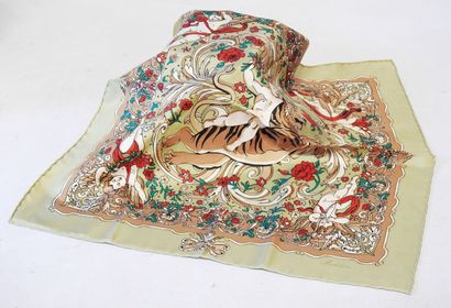 MADELEINE
Silk pouch decorated with a child...