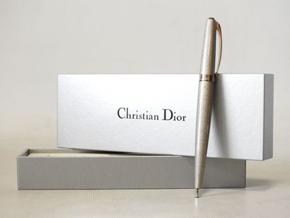 Christian DIOR
Metal ballpoint pen in grey...