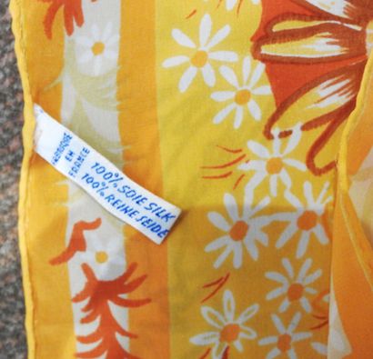 Nina RICCI
Deux écharpes à motifs floraux...