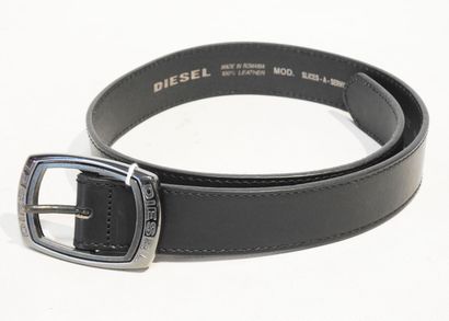 DIESEL
Ceinture en cuir noir, boucle acier...
