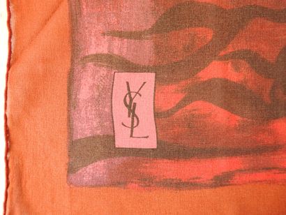 Yves SAINT-LAURENT
Carré en mousseline à...