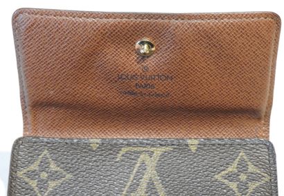 Louis VUITTON - Paris
Porte-monnaie en toile...
