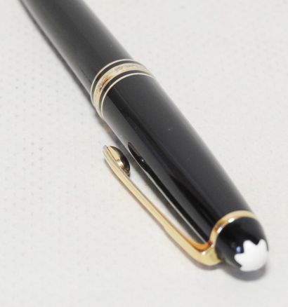 MONTBLANC 
Stylo bille modèle 