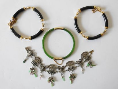 FAR EAST
Lot of gilt metal and silver jewelry...