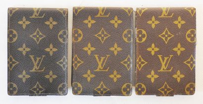 Louis VUITTON - Paris
Réunion de 3 porte-chequiers...