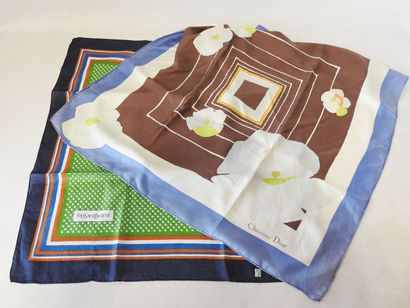 Réunion de 24 foulards en soie, crêpe de...