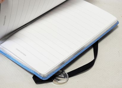 Louis VUITTON
Carnet de notes de forme rectangulaire...