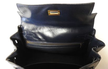 Sac à main en cuir bleu
30 x 30.5 cm
Usures...
