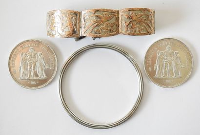 Lot en argent comprenant : deux bracelets...
