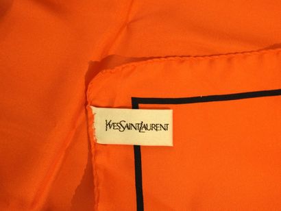 YVES SAINT-LAURENT
Foulard monogrammé noir...