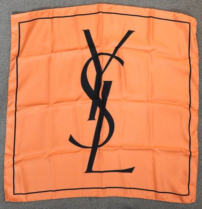 YVES SAINT-LAURENT
Foulard monogrammé noir...