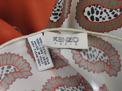 KENZO
Foulard en soie à décor de motifs cachemires...