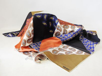 KENZO
Foulard en soie à décor de motifs cachemires...
