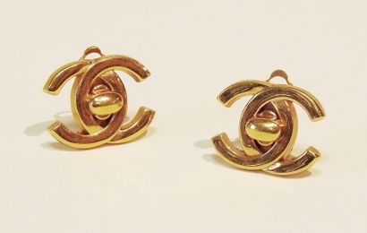 CHANEL
Pair of gold-plated metal ear clips,...
