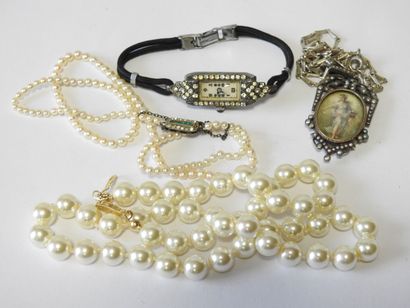 Young lady's lot including: 1 silver-plated...