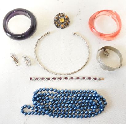 Lot of costume jewelry including: 2 pink...