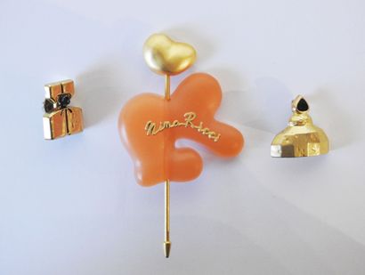 Lot de bijoux griffés comprenant : 
- 1 pin's...