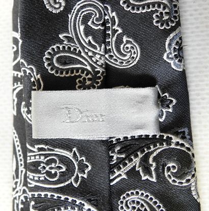 Christian DIOR
Cravate en soie, fond noir...