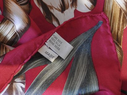 Christian DIOR
Silk square with floral motif...