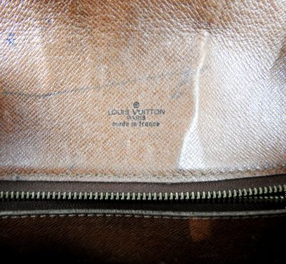 Louis VUITTON - Paris
Sac à main porté épaulé...