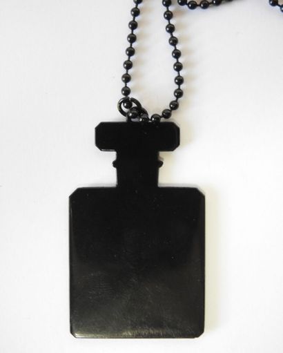 CHANEL
Black lacquered metal 