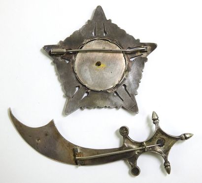 AFRIQUE DU NORD
Deux broches en argent 800...